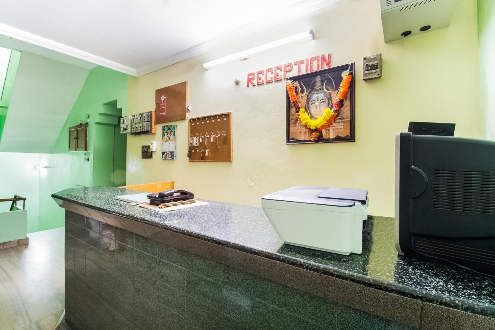 Spot On Sri Ratna Lodge ราจาห์มันดรี ภายนอก รูปภาพ