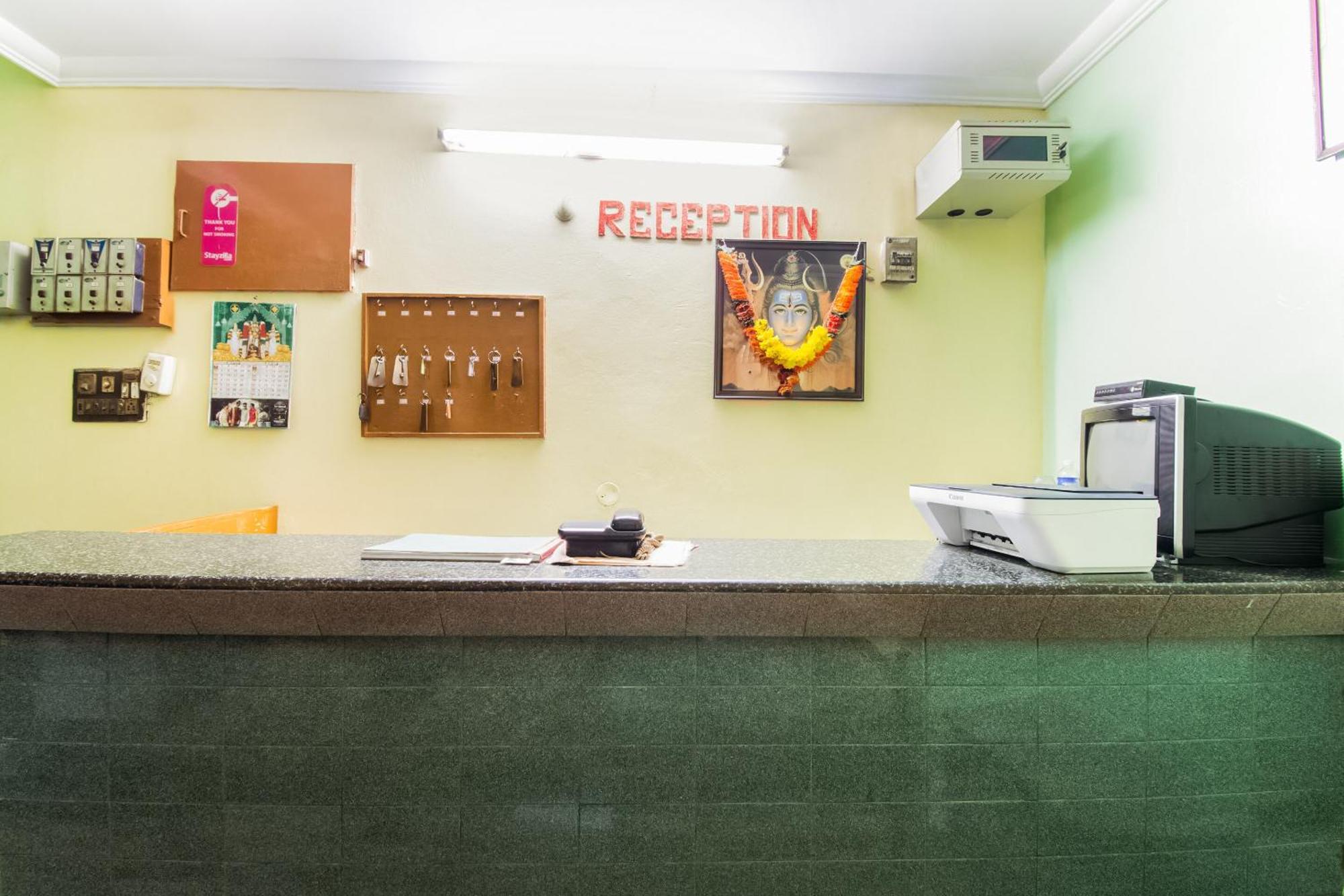Spot On Sri Ratna Lodge ราจาห์มันดรี ภายนอก รูปภาพ