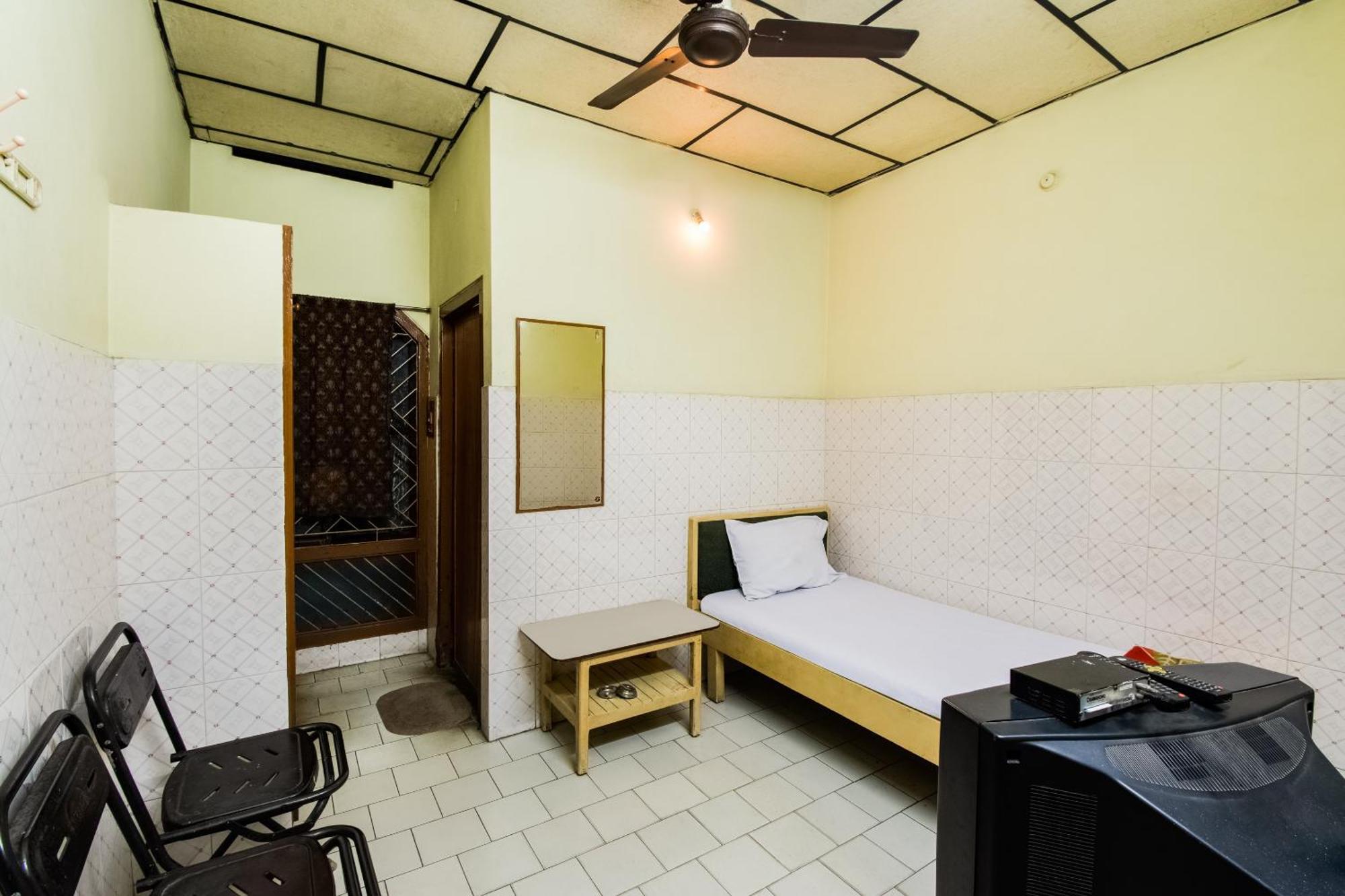 Spot On Sri Ratna Lodge ราจาห์มันดรี ภายนอก รูปภาพ