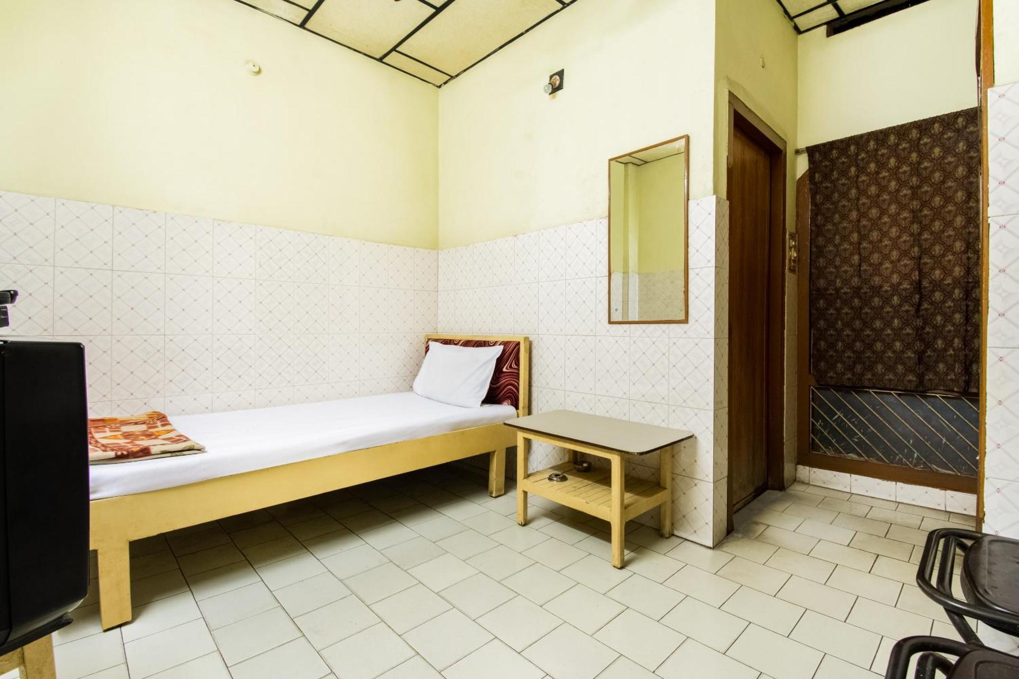Spot On Sri Ratna Lodge ราจาห์มันดรี ภายนอก รูปภาพ