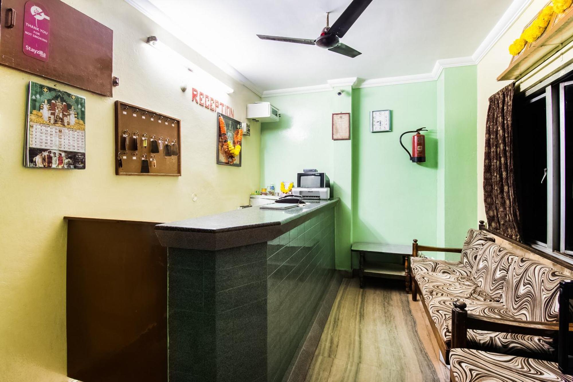 Spot On Sri Ratna Lodge ราจาห์มันดรี ภายนอก รูปภาพ