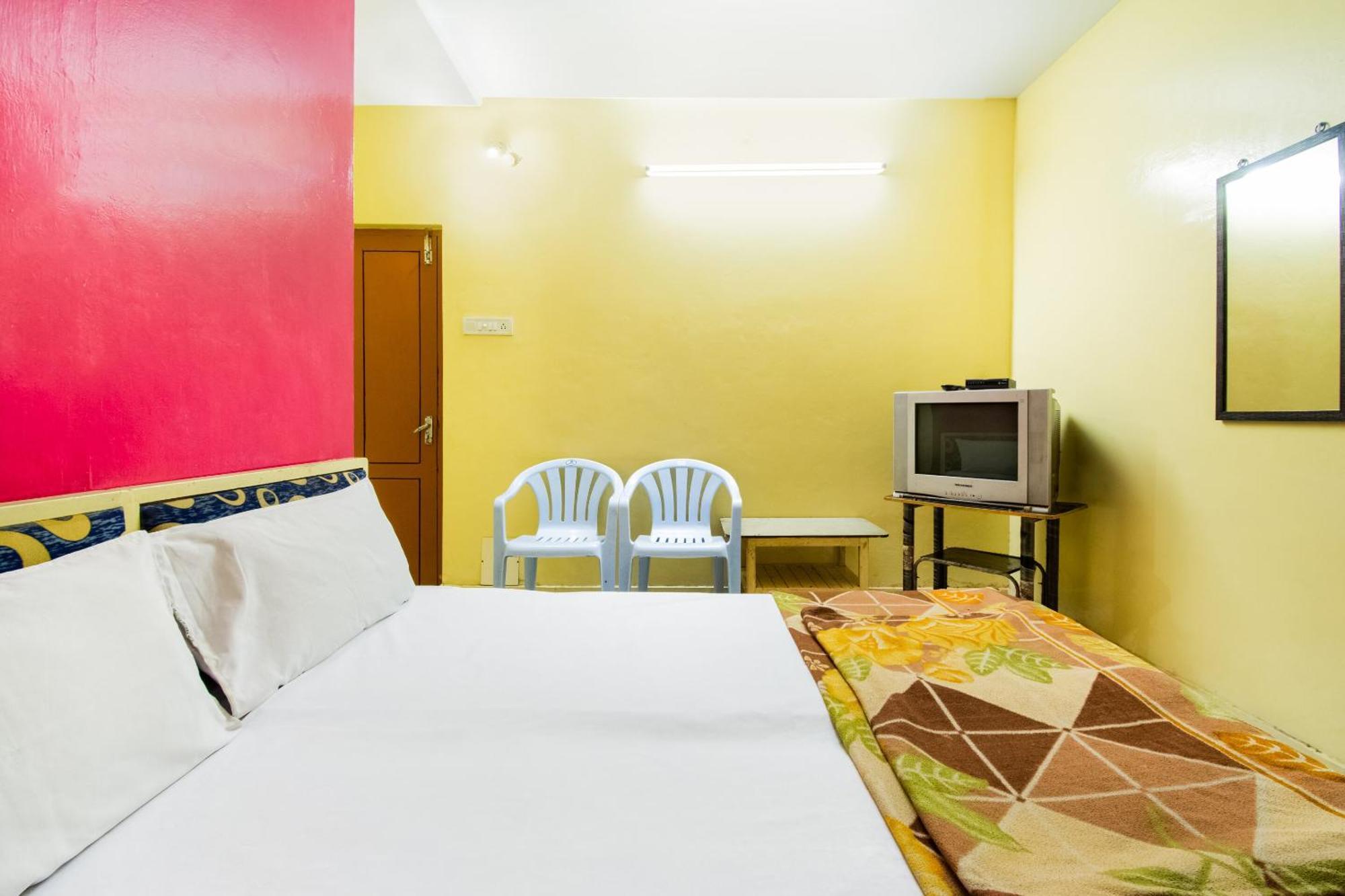 Spot On Sri Ratna Lodge ราจาห์มันดรี ภายนอก รูปภาพ