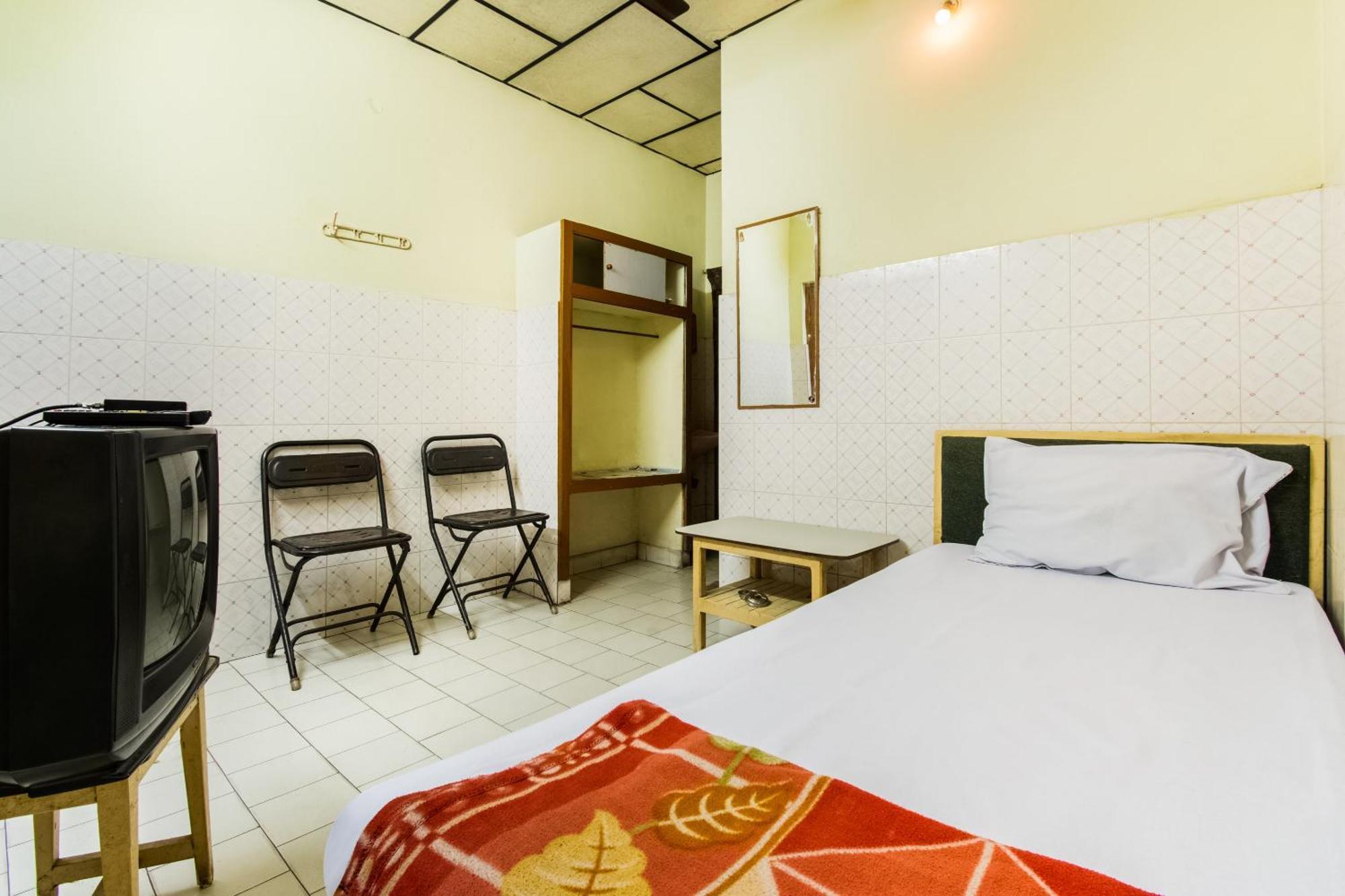 Spot On Sri Ratna Lodge ราจาห์มันดรี ภายนอก รูปภาพ